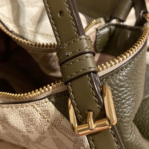 Authentic! Michael Kors Purse! - Picture 10 of 15